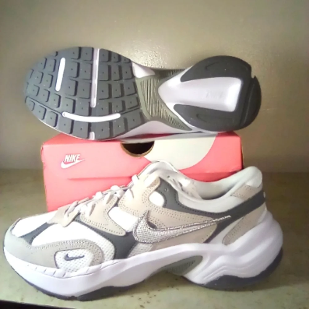 Gray Silver Metallic White Women's Nike Running Shoes - Picture 8 of 15